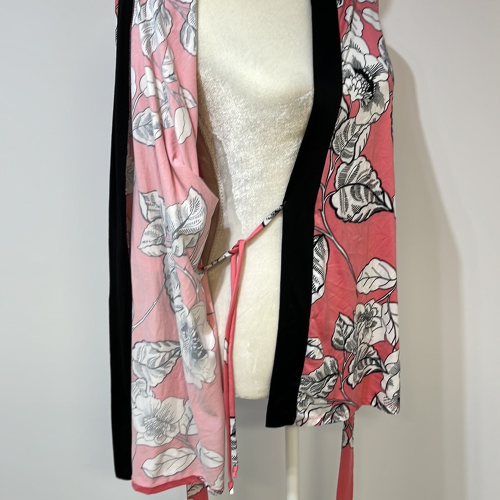Secret Treasures Robe Sz L Pink Black Sleepwear Floral Belt Kimono - Picture 4 of 6